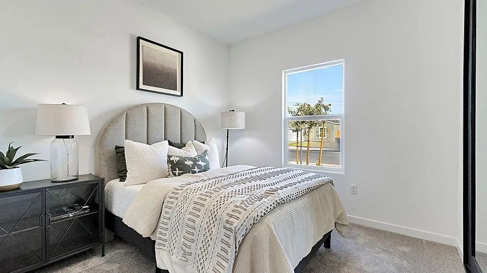 3 bed, 2.0 bath, 1341 sqft, $2,350 — Photo 4