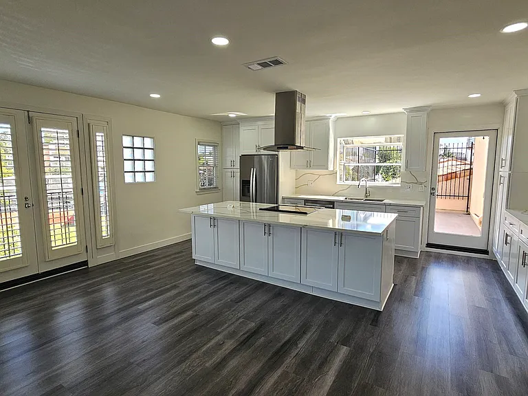 Lindbrook Manor Apartments — Photo 135