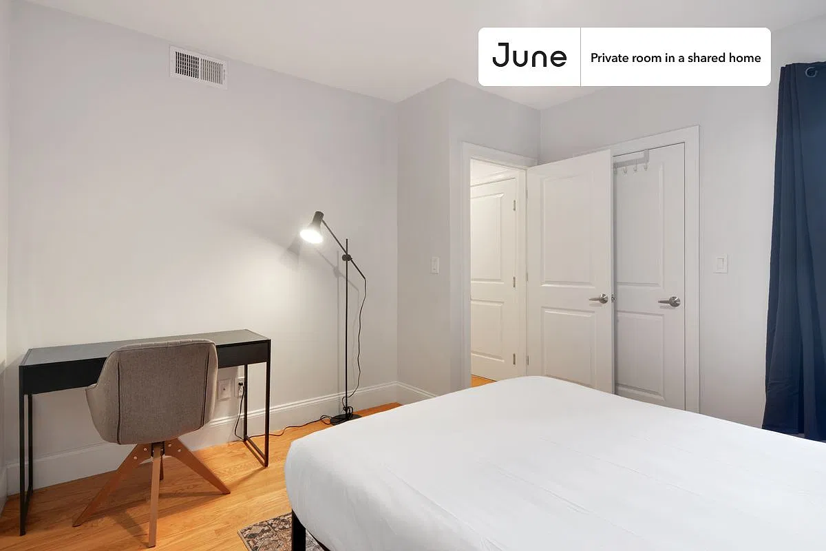 Queen bedroom in 5 bed/2 bath home in Allston #680 D — Photo 3