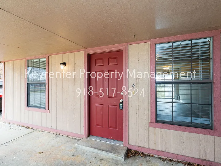 W Lillian St Fourplex — Photo 6