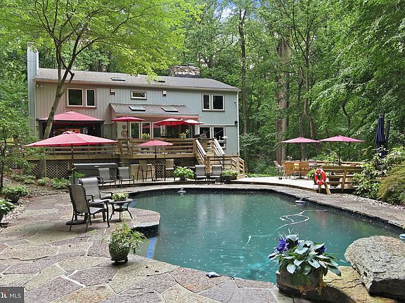 3rd image of 8404 Hollow Tree Ln