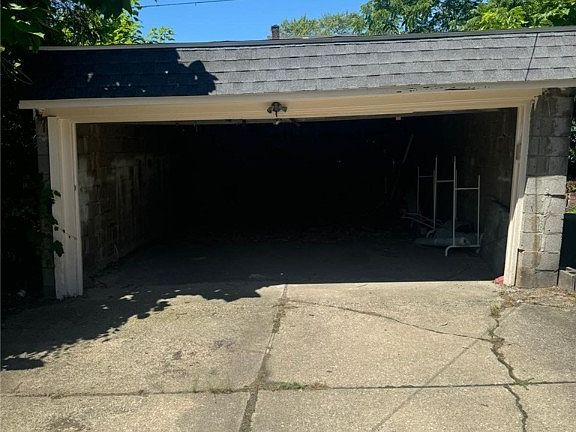 3rd image of 3266 E 123rd St