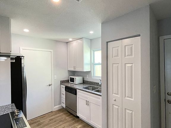 4th image of 1528 Oak Park Ave