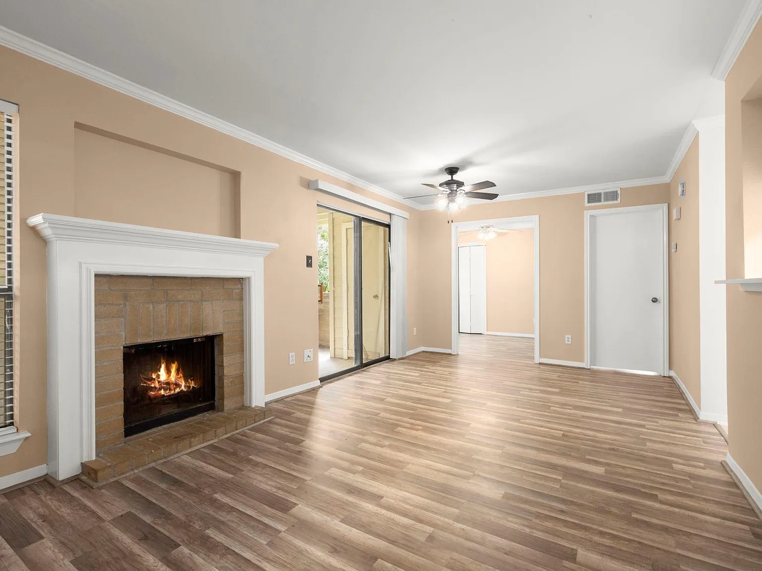 2 bed, 1.0 bath, 878 sqft, $1,250 — Photo 2