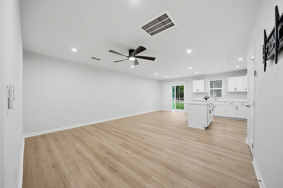 Building Photo - 1525 39th Avenue Loop NE #4