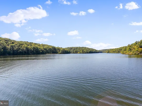 25 Forest Dr, Cross Junction, VA 22625