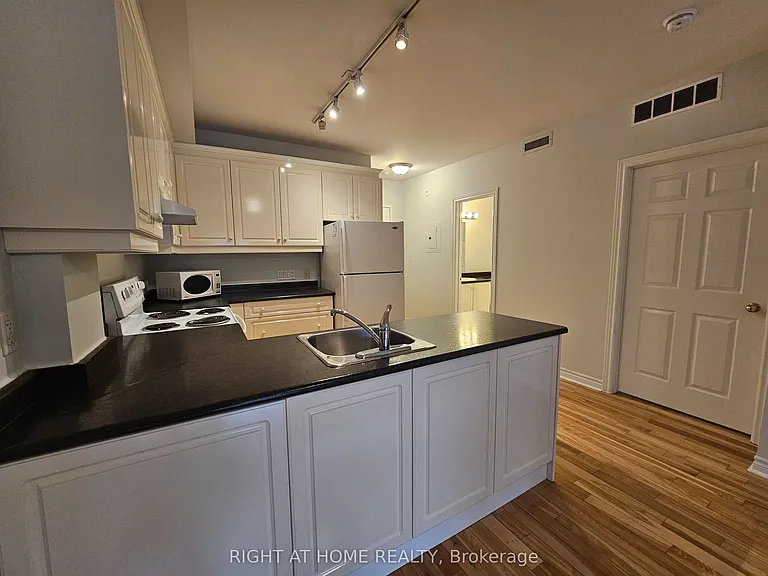 648A Yonge St #203 — Photo 6