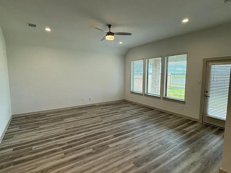 911 Wormwood Dr — Photo 17
