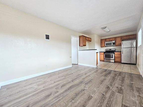 5th image of 3992 Ingraham St APT A