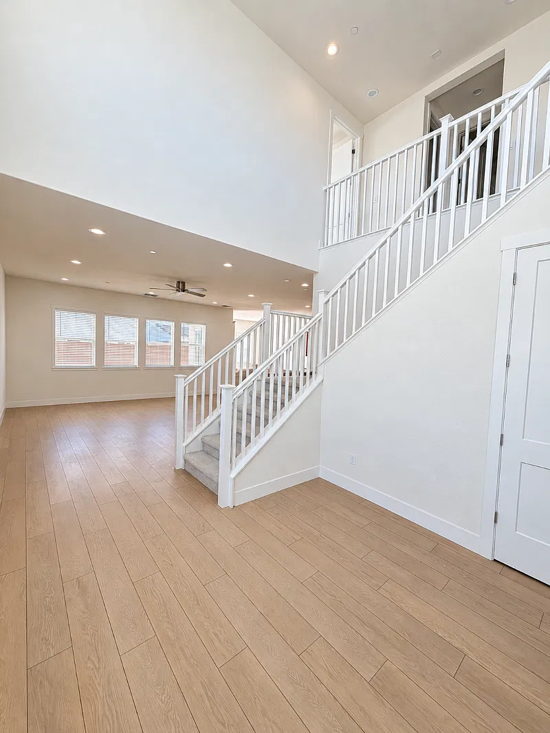 4 bed, 3.5 bath, 2940 sqft, $3,995 — Photo 4