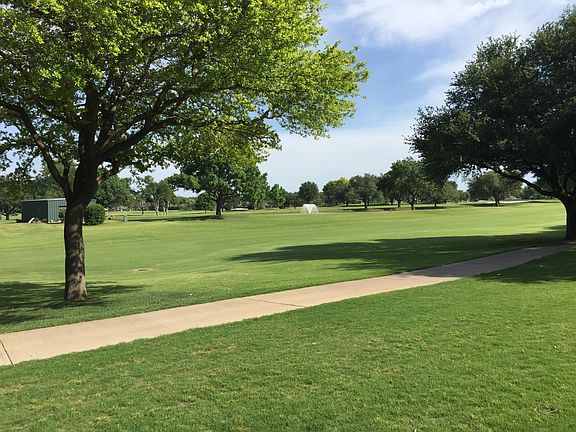 Golf course within walking distance