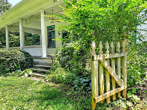 5th image of 22 Woodbend Ln
