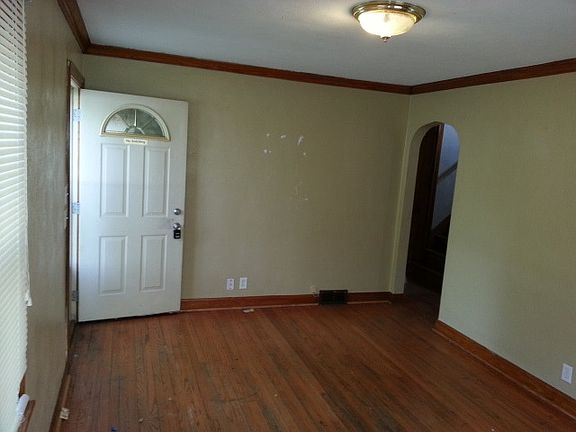2nd image of 2907 Gladstone Ave