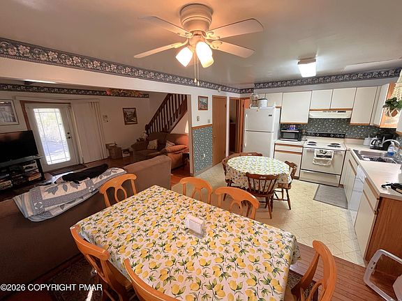 3rd image of 35 Hemlock Dr
