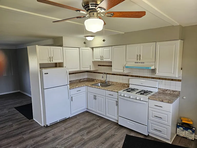 Lakeview Apartments — Photo 7