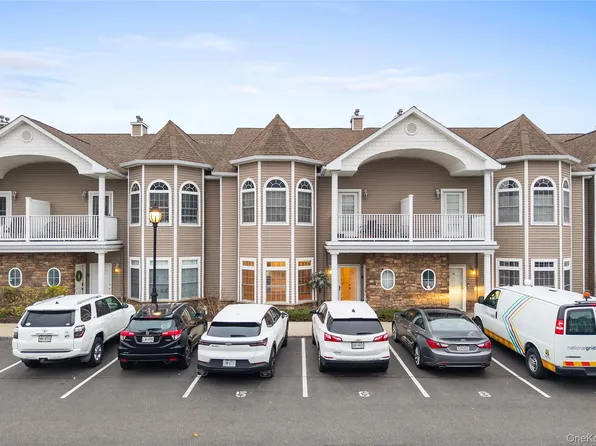 5 Jacqueline Way, North Babylon, NY 11703