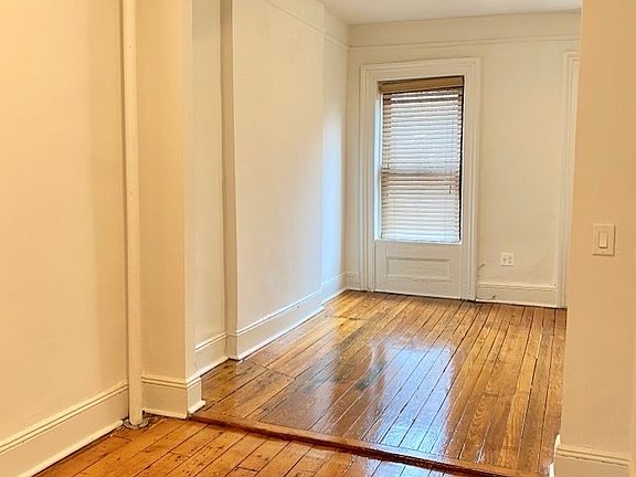 4th image of 36 Willow Pl APT 8