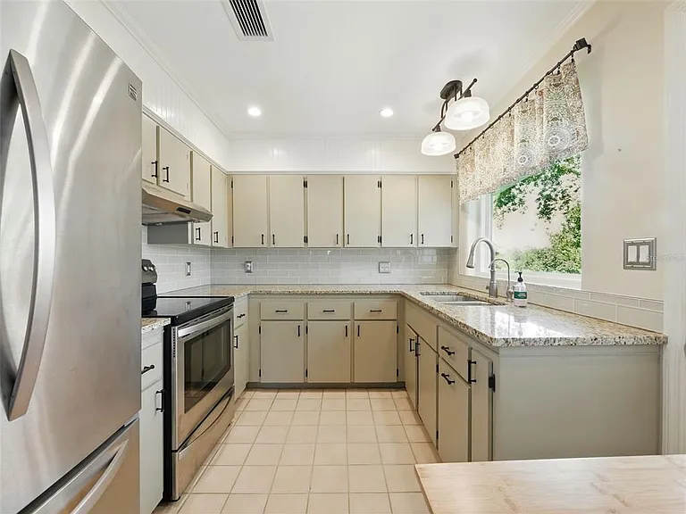 1426 Crestview Dr — Photo 10