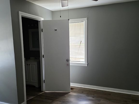 5th image of 3033 Woodview Dr