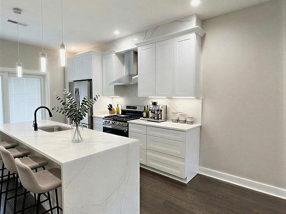 2nd image of 2324 Reed St