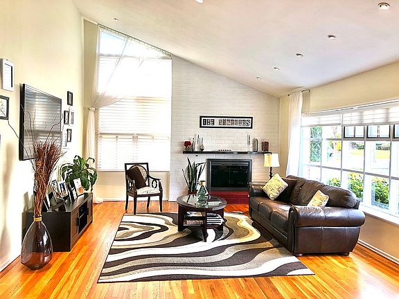 3rd image of 2 Harriet Ln