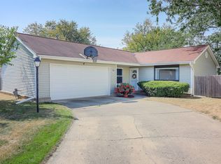 4 Woodbury Ct, Streamwood, IL 60107