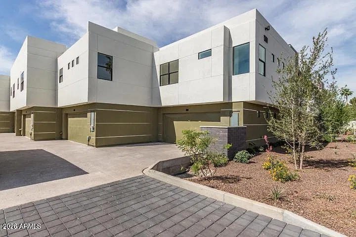 3 bed, 3.0 bath, 1850 sqft, $3,300 — Photo 3