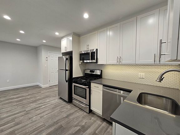 3rd image of 2111 Steinway St #1