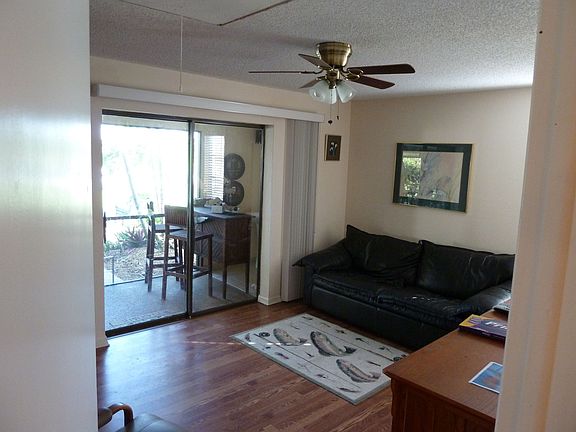 MIL Living room w/Lanai bar