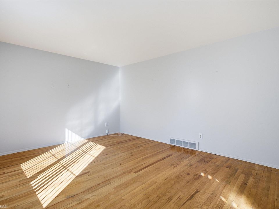 102 Lois Ln, photo 5