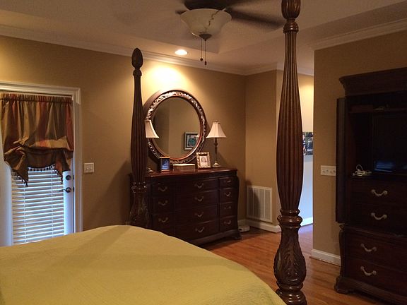 Master  w/door to porch