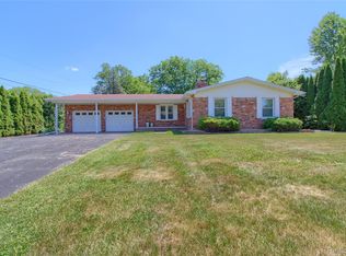 21515 Huron River Dr, New Boston, MI 48164