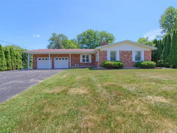 21515 Huron River Dr, New Boston, MI 48164