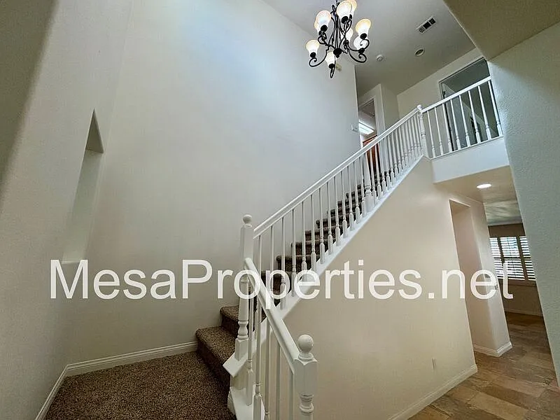 5 bed, 4.0 bath, 2688 sqft, $4,245 — Photo 4
