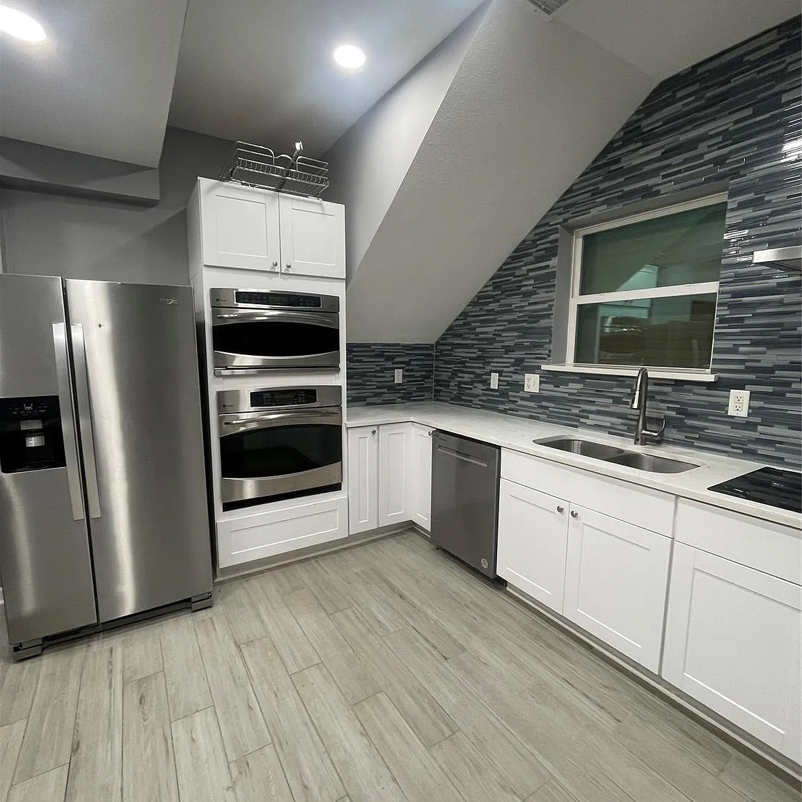 3 bed, 2.0 bath, 1866 sqft, $2,500 — Photo 2