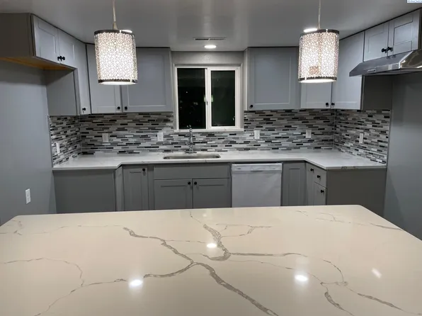 107 W 1st Ave, Granger, WA 98932