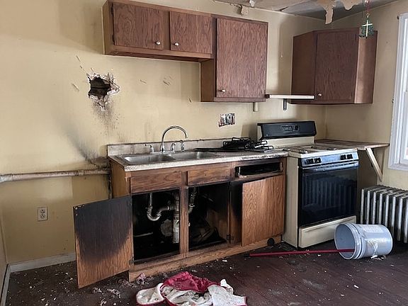 3rd image of 814 Greenbay Ave