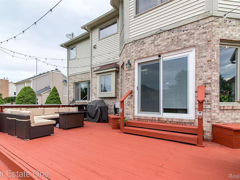 374 Robert Ct, photo 9