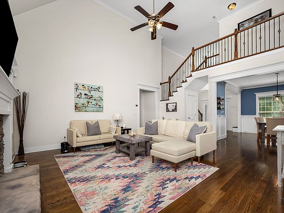4th image of 703 Prince Edward Ct