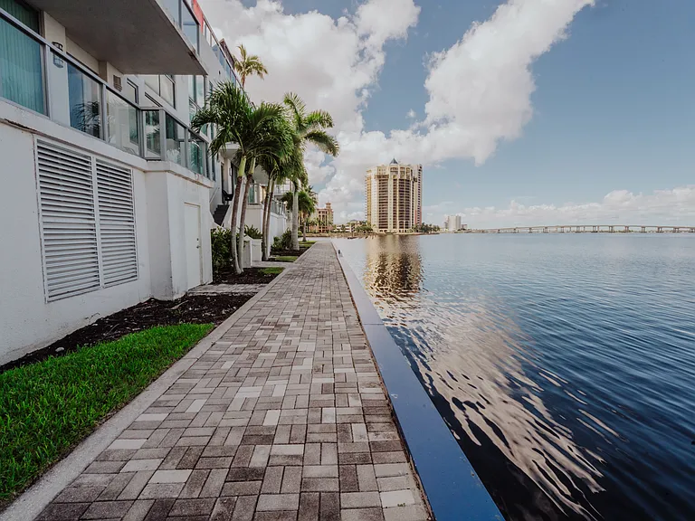 Harbor Grand — Photo 46