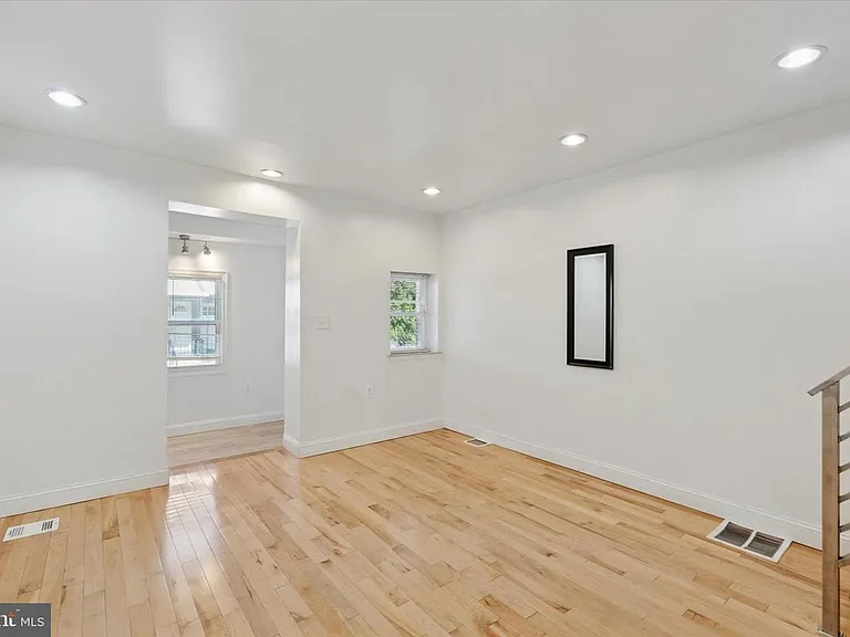 1313 S Stanley St — Photo 4