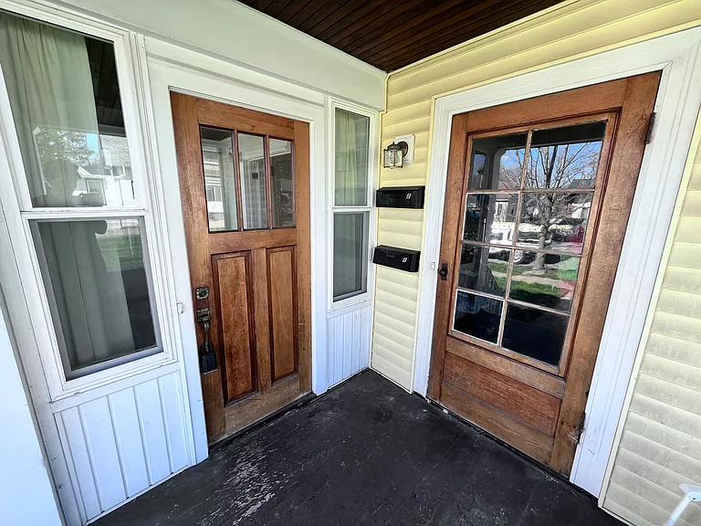 85 Royal Pkwy W — Photo 2