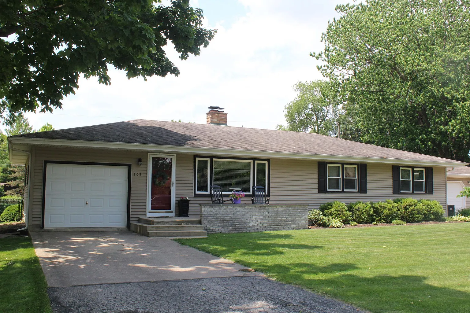 105 N Turner Dr photo 1