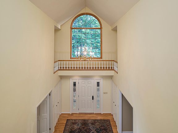 4th image of 21 Hillsboro Dr