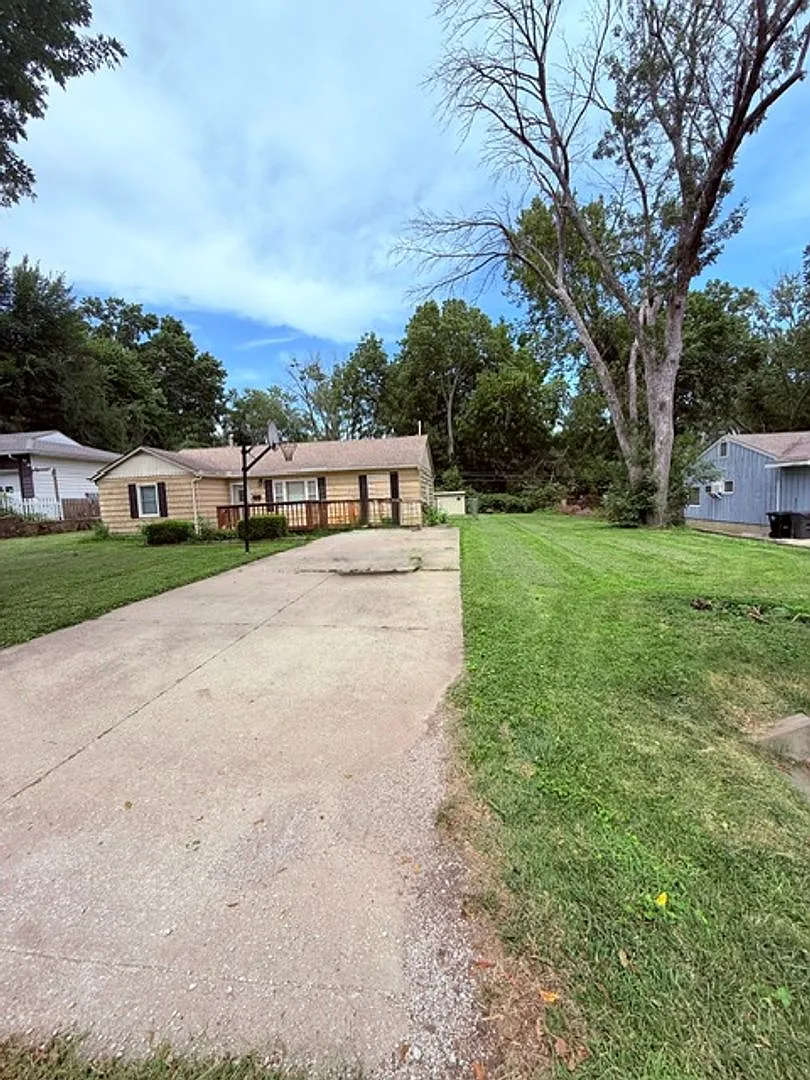 9812 One-Level Home in Independence with Huge Backyard & Brand-New Carpet — Photo 2