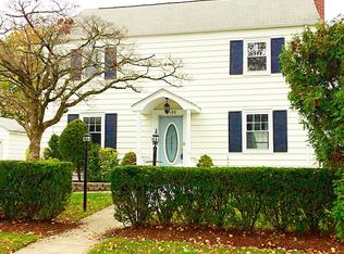 100 Lyons Rd, Scarsdale, NY 10583