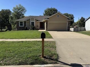 1053 SW Harvey St, Topeka, KS 66604