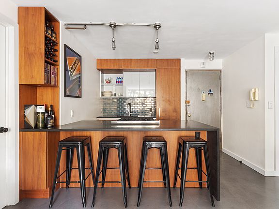5th image of 270 W 17th St APT 2B
