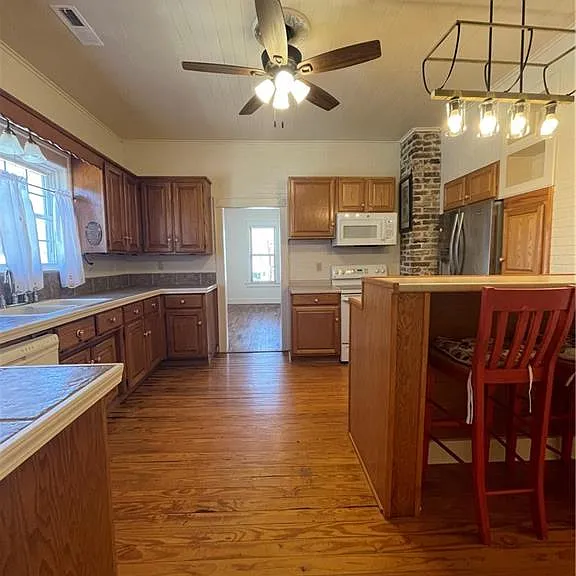310 W Cherry St — Photo 4