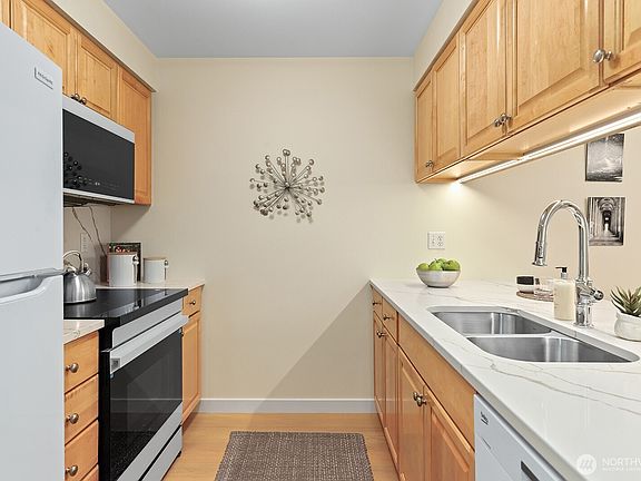 5th image of 12345 Roosevelt Way NE #209
